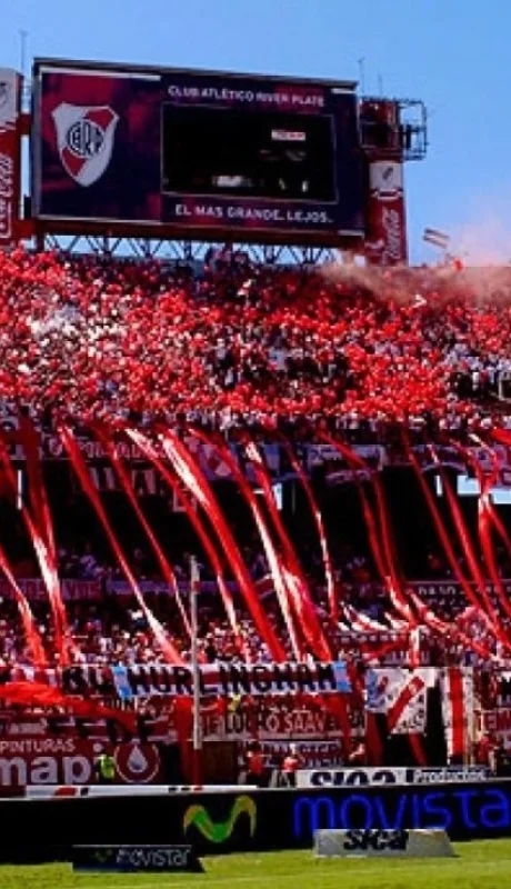 Los hinchas de River festejan.