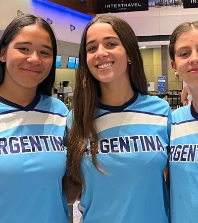 Zoe, Delfina y Chiara, pronto a subir al avión.