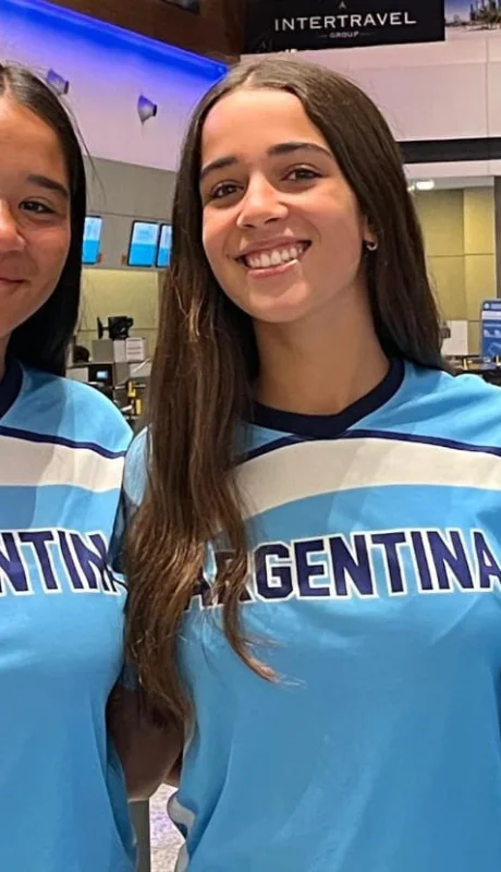 Zoe, Delfina y Chiara, pronto a subir al avión.