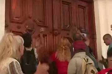 Una pueblada pidió justicia por Kim Gómez y atacó la muni de La Plata