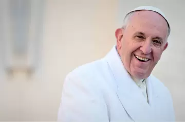 El papa Francisco pasó una noche tranquila pero sigue con pronóstico reservado