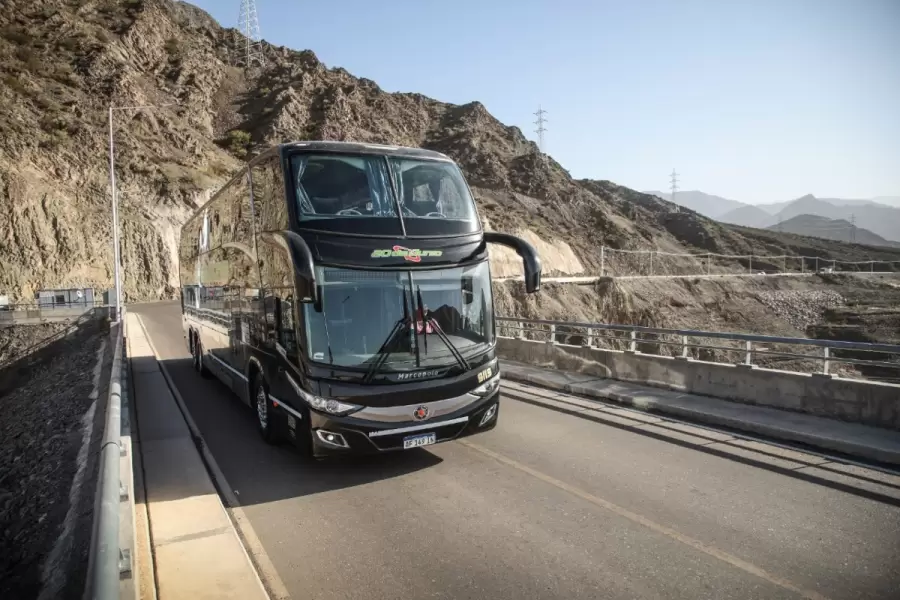 Las modernas unidades de 20 de Junio trasladaran a los invitados especiales al Desayuno Real.