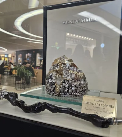 La corona vendimial, símbolo del progreso mendocino. (X @GarecaGc)