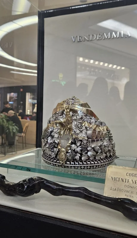 La corona vendimial, símbolo del progreso mendocino. (X @GarecaGc)