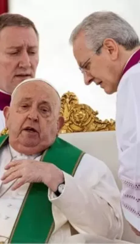 Ante el resentimiento de la salud de Francisco, reavivan teorías del fin del mundo relacionadas con un "papa negro".