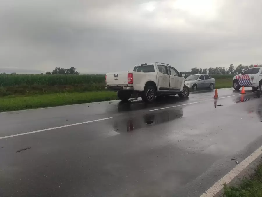 La camioneta que impactó de frente en el auto de los fallecidos. (Foto: Noticias Argentinas / redes)