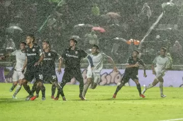 El diluvio universal cayó en Banfield y por eso se suspendió el duelo ante Independiente