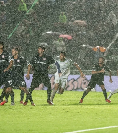 Banfield y el Rojo se terminó jugando bajo un diluvio