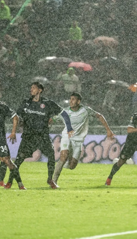 Banfield y el Rojo se terminó jugando bajo un diluvio