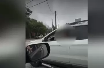 Suspendieron al conductor que insultó y chocó a propósito a una pareja