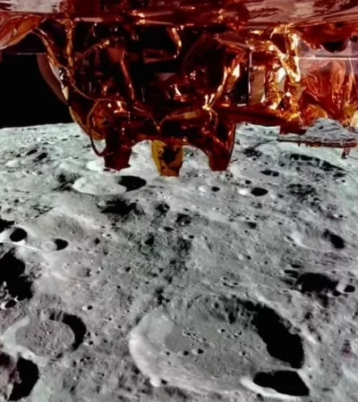 La nave Blue Ghost al proceder al aterrizaje en la Luna.