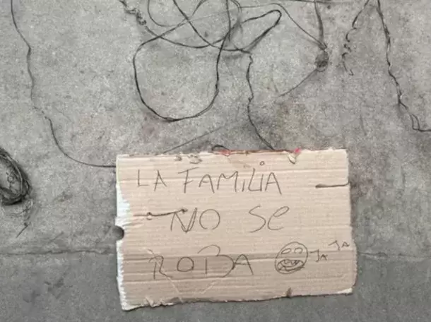 Este es el cartel que tenía el muchacho colgado en su cuello.