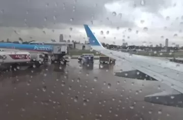 Cuatro horas de demora en los vuelos de Aerolíneas Argentinas por la tormenta