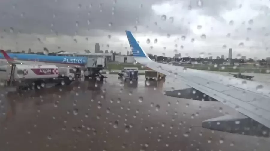 Se registraron demoras de hasta cuatro horas en Aeroparque por la tormenta./