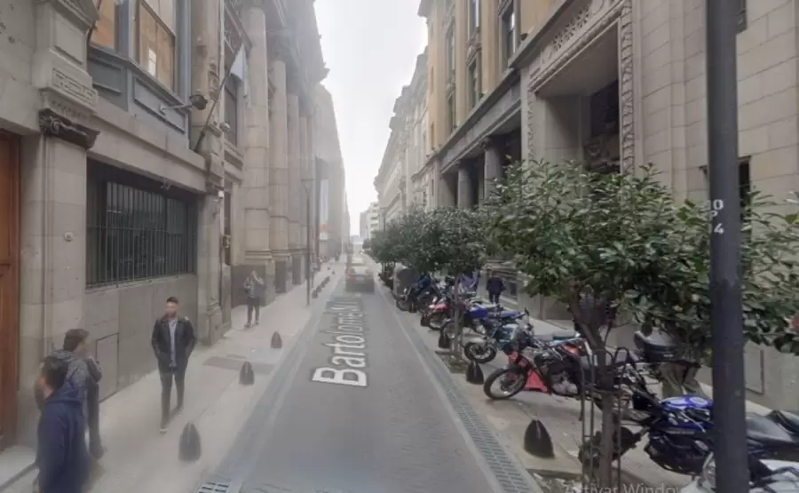 Bartolomé Mitre al 420. En la vereda de la derecha se ubican las nuevas instalaciones del PAMI.