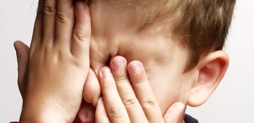 Frotarse los ojos deforma la córnea y propicia la aparición de enfermedades como el queratocono.