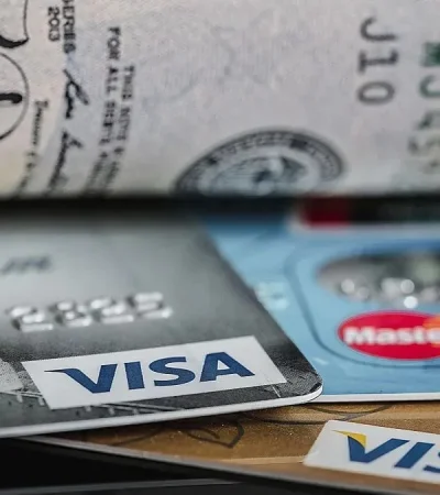 Dólares y tarjetas de crédito y débito.