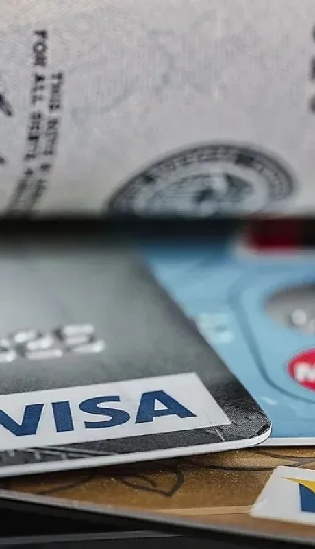 Pagar la tarjeta con dólares.