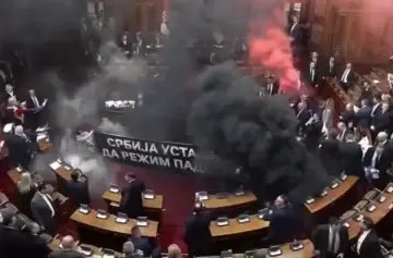 Una sesión del Parlamento serbio terminó en una pelea con granadas de humo y bengalas