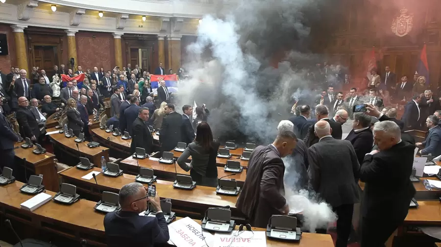 El Parlamento serbio se convirtió, este martes, en una verdadera batalla campal.