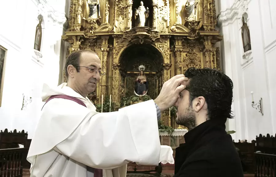 El nombre "de Ceniza" hace alusión a que en esos días se queman las plantas y ramos de olivo que se van a utilizar en el Domingo de Ramos.