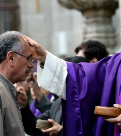 La Cuaresma es un tiempo de 40 días antes de la Semana Santa, y cuenta con distintos ritos como la misa.