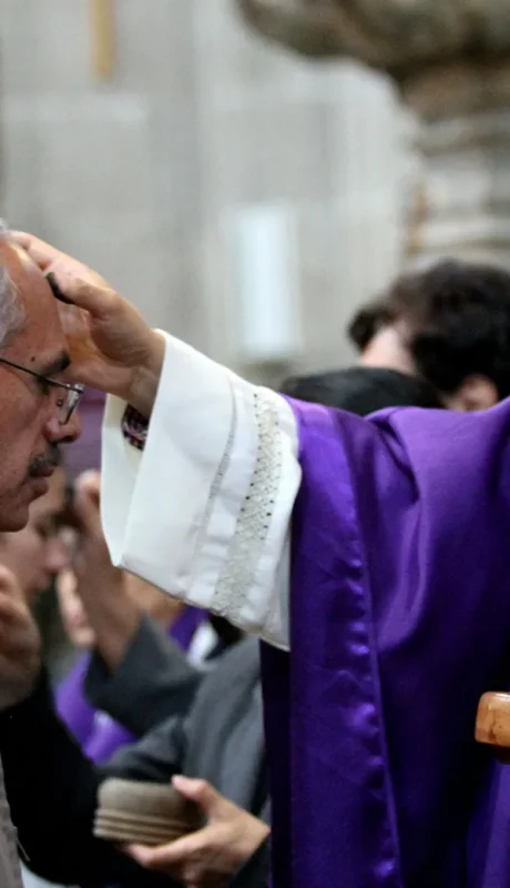 La Cuaresma es un tiempo de 40 días antes de la Semana Santa, y cuenta con distintos ritos como la misa.