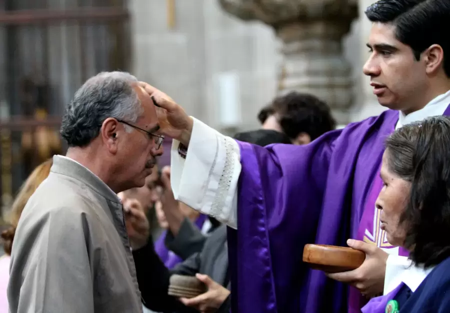 La Cuaresma es un tiempo de 40 días antes de la Semana Santa, y cuenta con distintos ritos como la misa.