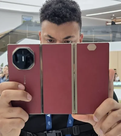 Con las tres pantallas desplegadas funciona como una tablet/