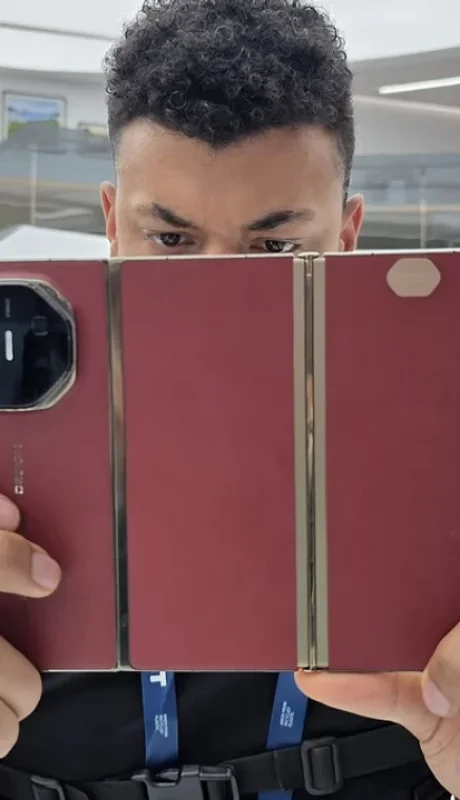 Con las tres pantallas desplegadas funciona como una tablet/