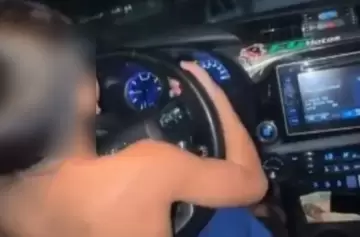 Sanción ejemplar: castigaron al padre que dejó manejar a su hijo de 7 años