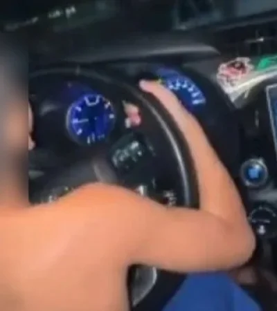 Nene de 7 años manejando/