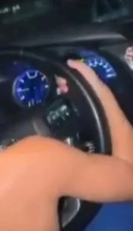 Nene de 7 años manejando/