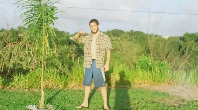 En 2008, con 16 años, viajó por primera vez para conocer a su papá.