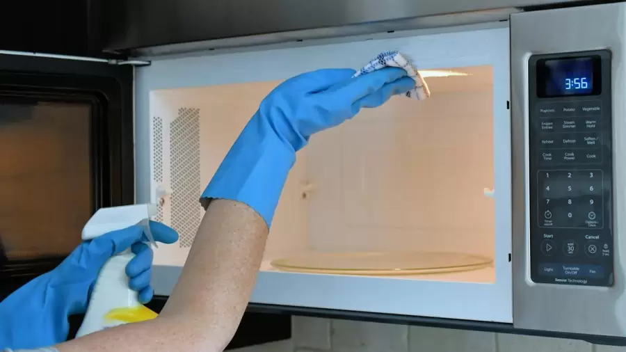 Con su alto nivel de pH, puede descomponer sustancias ácidas como la grasa y los restos de alimentos quemados.