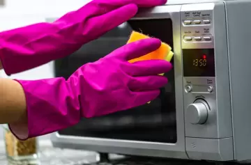 El truco definitivo para limpiar el horno con ingredientes económicos