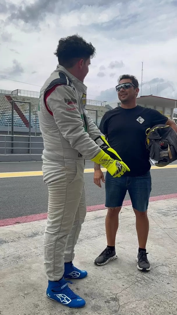Agustín junto a su tío, Ricardo Torlaschi, histórico navegante del Dakar.