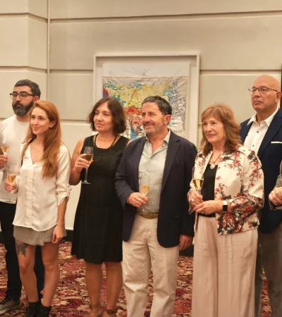 Los organizadores de la muestra y la ganadora