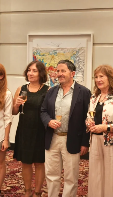 Los organizadores de la muestra y la ganadora