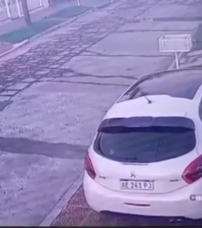 Dos motochorros sorprendieron a una comisaria en el momento en que estaba por llevar a su hijo al colegio.