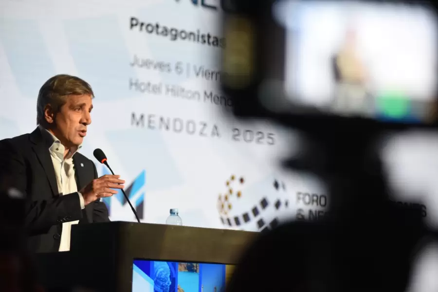 "Escuchar al presidente repasar los logros es shockeante: hoy tenemos una inflación del 2%, sin déficit fiscal y sin emisión monetaria" (L. Caputo)