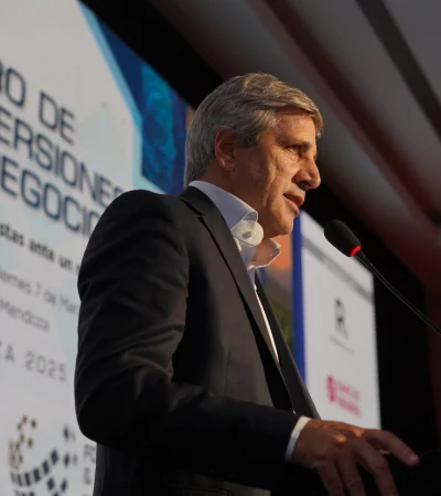 Luis Caputo recientemente visitó Mendoza durante la semana de celebraciones de la Fiesta Nacional de la Vendimia 2025.