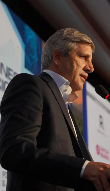 Luis Caputo recientemente visitó Mendoza durante la semana de celebraciones de la Fiesta Nacional de la Vendimia 2025.