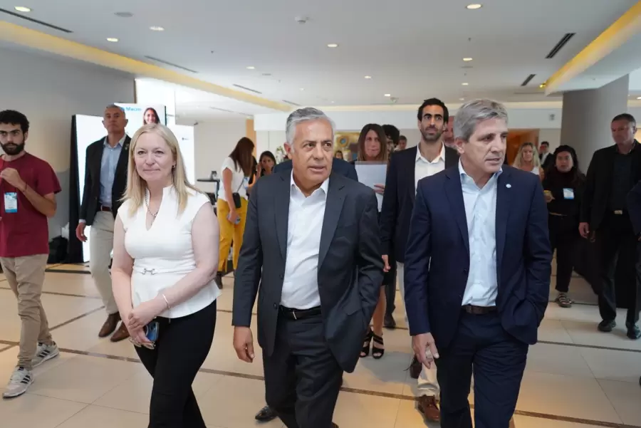 Hebe Casado, vicegobernadora de la provincia, Alfredo Cornejo, gobernador, y Luis Caputo, ministro de Economía.