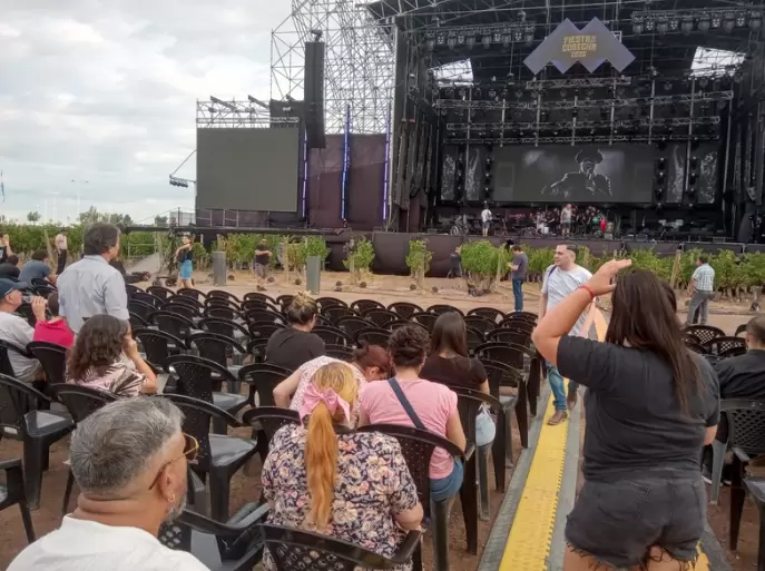 Los primeros invitados llegaron al predio de la Fiesta de la Cosecha 2025 mientras los técnicos daban los últimos ajustes sobre el escenario.