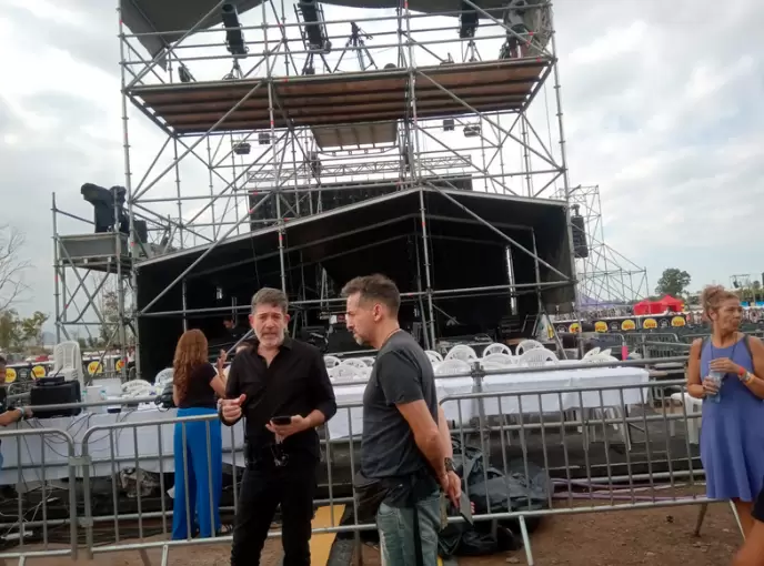 Mangrullo en el que se estableció la mesa principal de control de sonidos y luces frente al escenario de la Fiesta de la Cosecha 2025.
