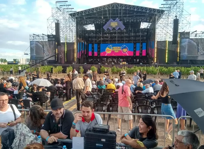 En el escenario de la Fiesta de la Cosecha 2025 probaron sonido los técnicos de los Auténticos Decadentes antes de las 17.00.