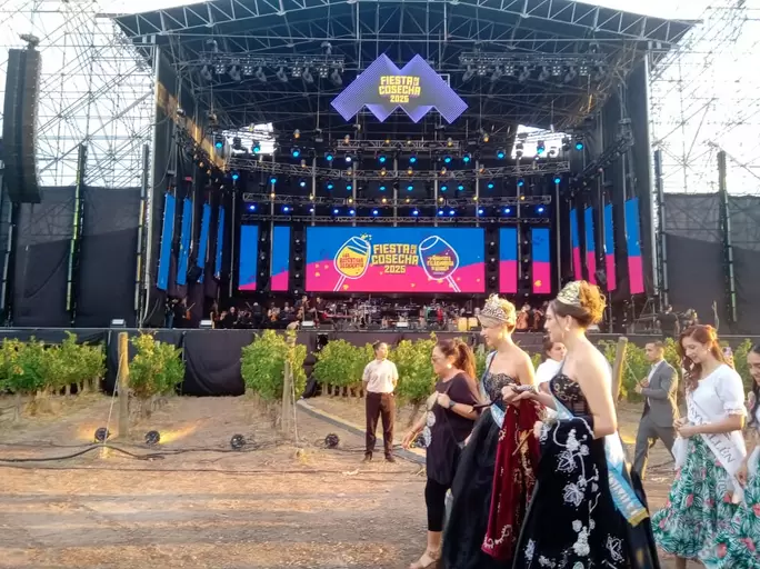 Las reinas llegaron al predio del aeropuerto frente al escenario de la Fiesta de la Cosecha a las 19.30 del jueves 6 de marzo.