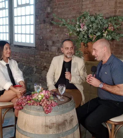 Esteban Trebucq junto a los periodistas Emilia Iglesias y Gabriel Landart de Grupo Cooperativa.