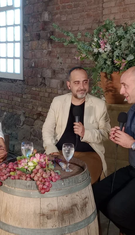 Esteban Trebucq junto a los periodistas Emilia Iglesias y Gabriel Landart de Grupo Cooperativa.